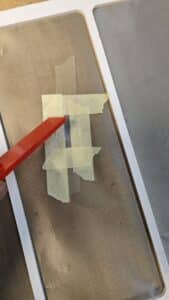 Efter påføring fjernes malertapen forsigtigt, og området får lov til at tørre fuldstændigt. Tørringstiden afhænger af den valgte lim og du bør følge producentens anvisninger.