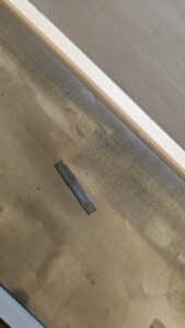 Efter påføring fjernes malertapen forsigtigt, og området får lov til at tørre fuldstændigt. Tørringstiden afhænger af den valgte lim og du bør følge producentens anvisninger.