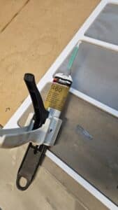 Normalt bruger vi en 3M tokomponent epoxylim, men i mange tilfælde kan enkle vandafvisende klæbemidler fra din lokale gør-det-selv-butik også bruges.