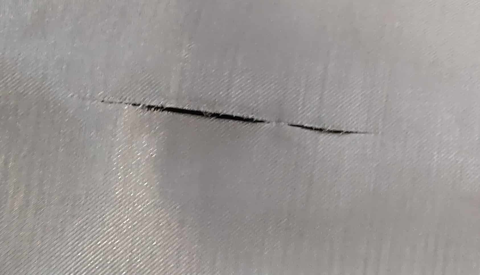 Flænge/hul i trådvæv